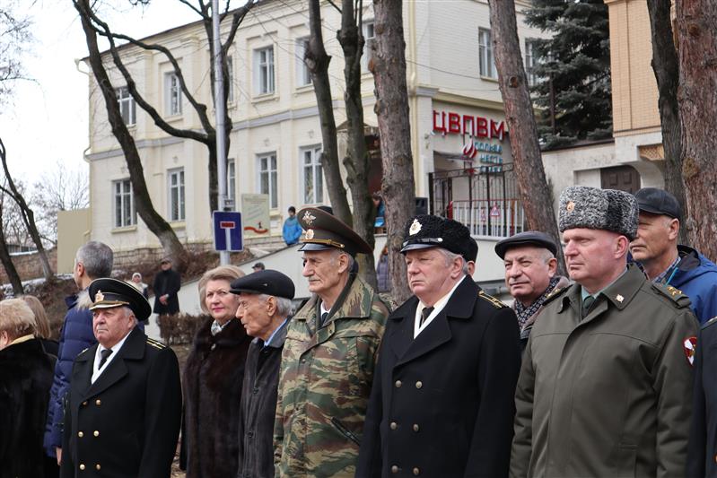 Военнослужащие Росгвардии почтили память павших освободителей Пятигорска 