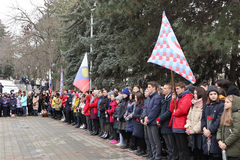 Военнослужащие Росгвардии почтили память павших освободителей Пятигорска 