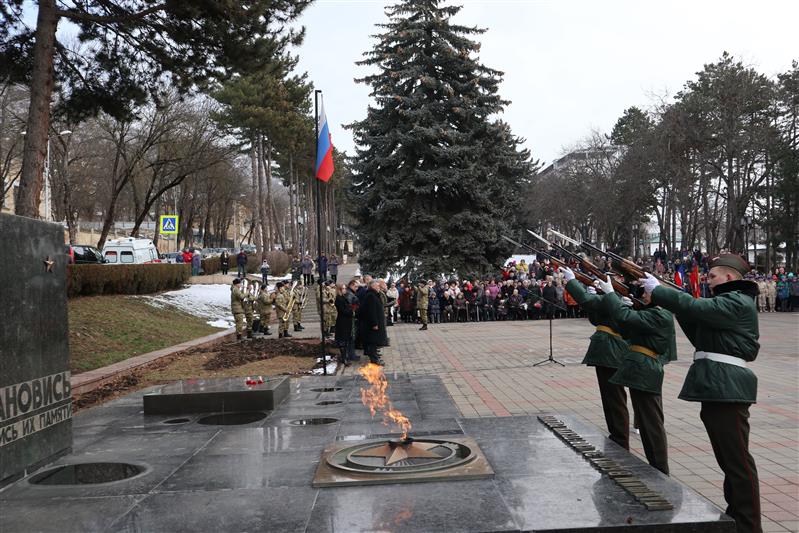 Военнослужащие Росгвардии почтили память павших освободителей Пятигорска 