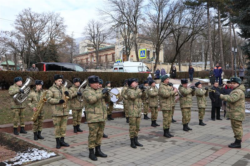 Военнослужащие Росгвардии почтили память павших освободителей Пятигорска 