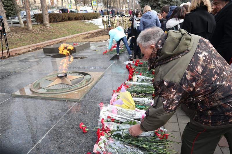 Военнослужащие Росгвардии почтили память павших освободителей Пятигорска 