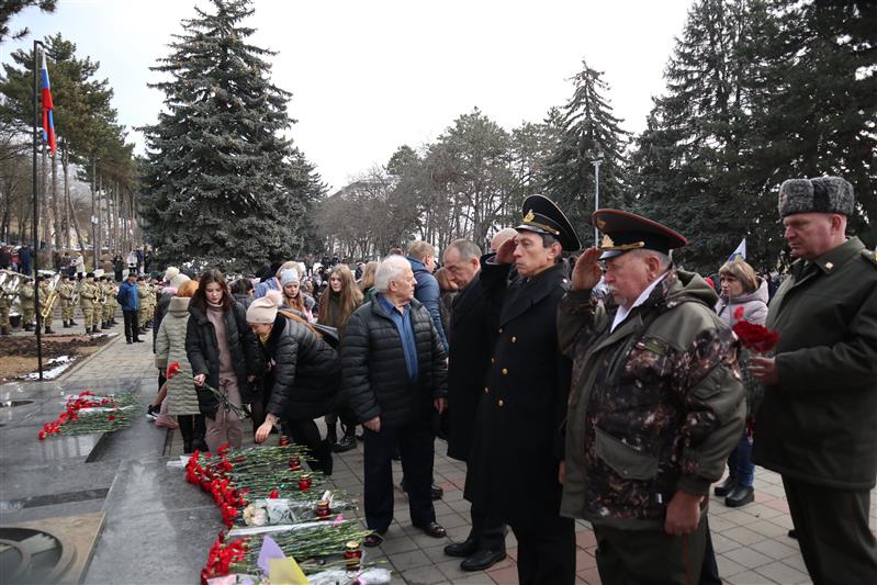 Военнослужащие Росгвардии почтили память павших освободителей Пятигорска 