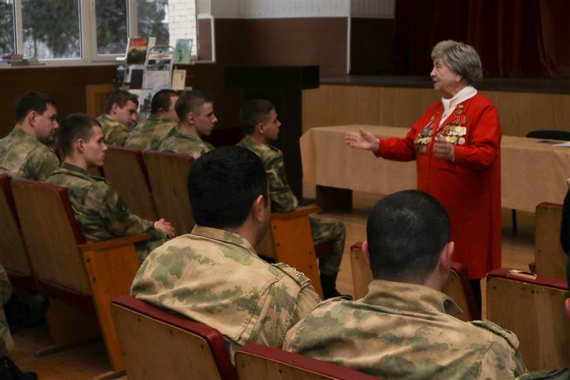 Краснодарские росгвардейцы встретились с поэтессой-блокадницей Лидией Тимофеевной Хямеляниной