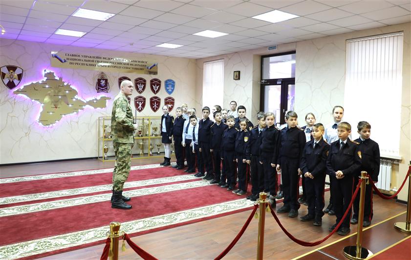 В гостях у крымских росгвардейцев побывали ученики профильных кадетских классов города Симферополя