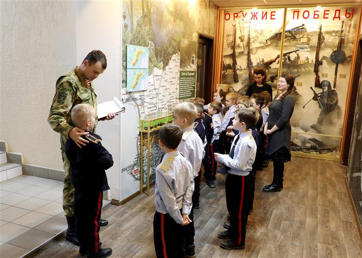 В гостях у крымских росгвардейцев побывали ученики профильных кадетских классов города Симферополя
