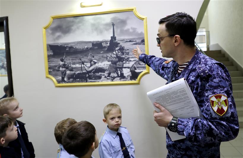 В гостях у крымских росгвардейцев побывали ученики профильных кадетских классов города Симферополя