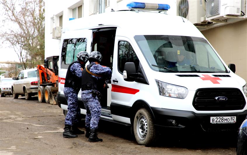 Журналисты увидели, как росгвардейцы обеспечивают безопасность работы бригад скорой помощи в Симферополе (видео)