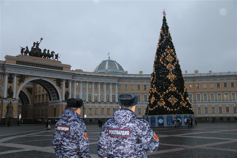 Общественную безопасность в период новогодних и рождественских праздников в Санкт-Петербурге и Ленинградской области обеспечили сотрудники Росгвардии 