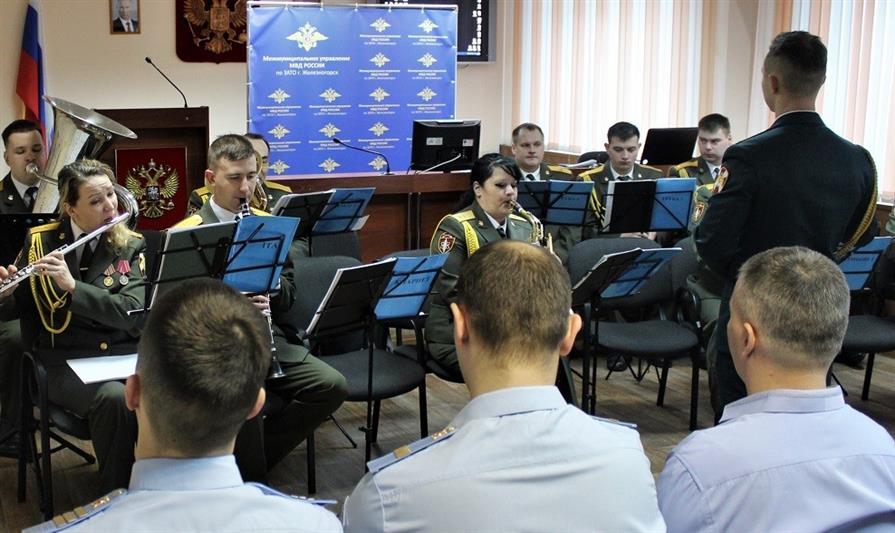 В Железногорске военный оркестр Росгвардии поздравил с Новым годом сотрудников полиции