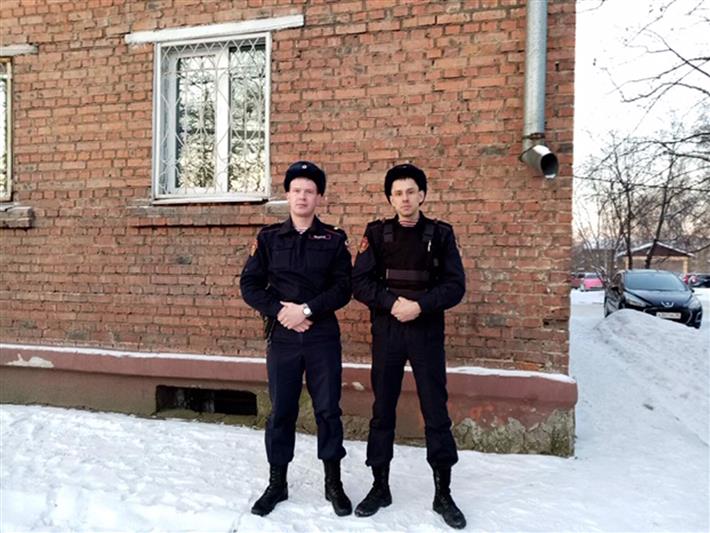 Сотрудники вневедомственной охраны Росгвардии эвакуировали жителей жилого дома на улице Байкальская в Иркутске во время ночного пожара