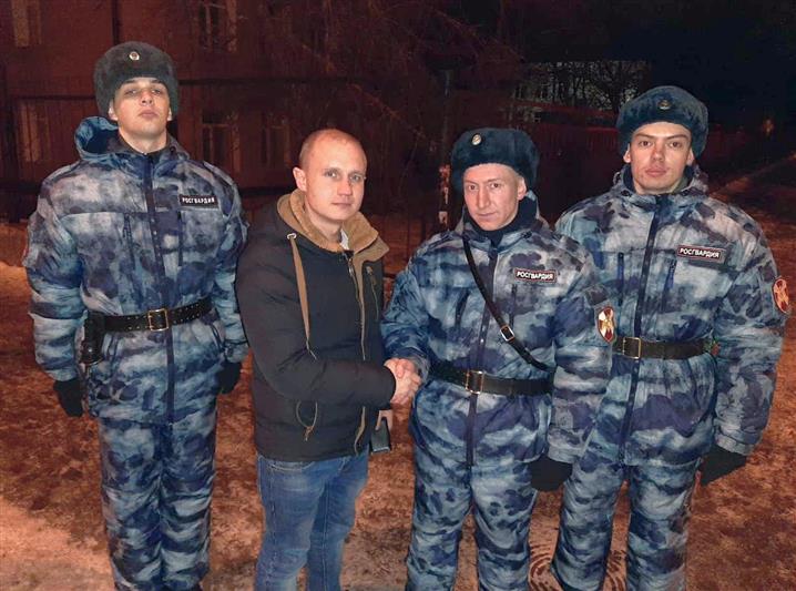 Военнослужащие казанского полка Росгвардии нашли и вернули  портмоне потерявшему его молодому человеку.