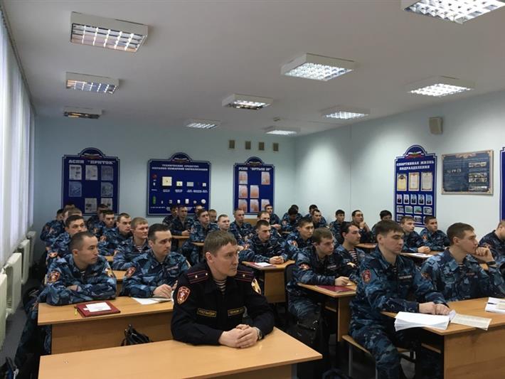 Кандидат философских наук Александр Щеглов рассказал сотрудникам вневедомственной охраны об этапах полного освобождения Ленинграда 