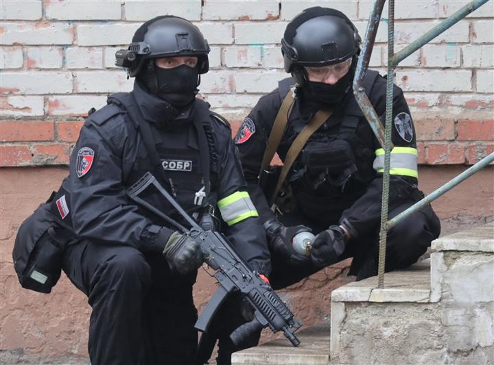 Сотрудники СОБР «Гранит» оказали содействие полиции в задержании лиц, подозреваемых в разбойном нападении на салон сотовой связи