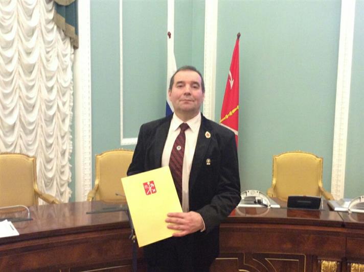 Губернатор Санкт-Петербурга вручил добровольцу - ветерану Росгвардии благодарственное письмо 