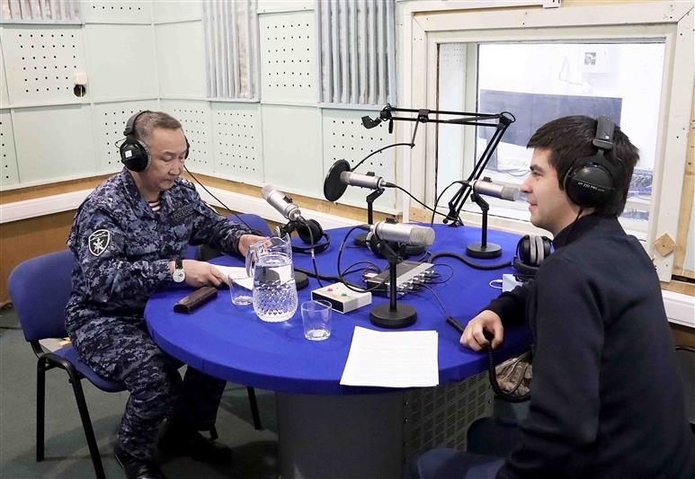 В эфире радиостанции ГТРК «Саха» на вопросы слушателей отвечал представитель территориального управления Росгвардии