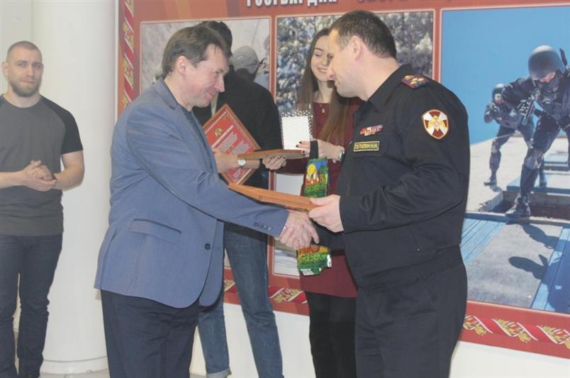 Росгвардейцы Северо-Западного округа поздравили журналистов с Днем российской печати