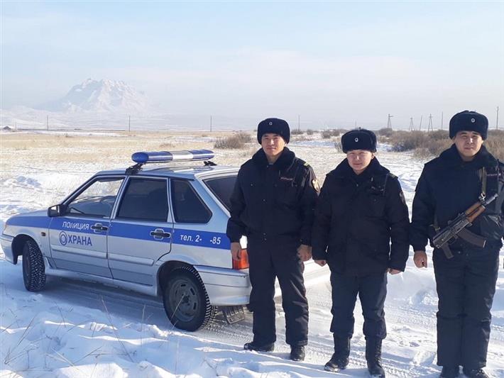 Жильцов загоревшегося дома эвакуировали сотрудники Росгвардии в Тыве 