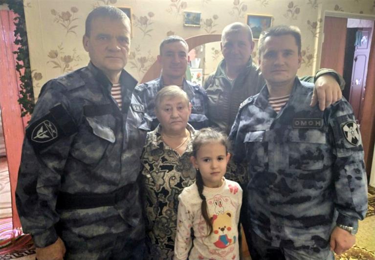 В Тюмени офицеры ОМОН поздравили с новогодними праздниками семьи боевых товарищей, ценой своей жизни выполнивших служебный долг