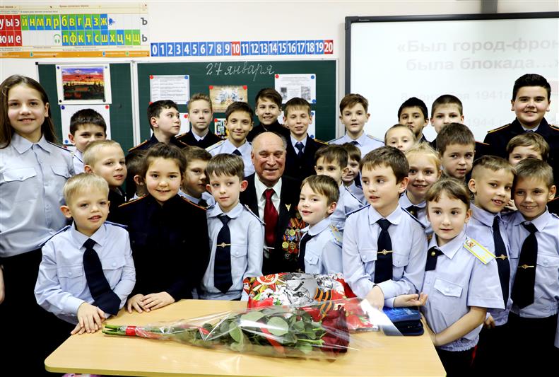 Крымские росгвардейцы провели для кадет профильных классов Урок мужества, посвященный 76-й годовщине снятия блокады  Ленинграда