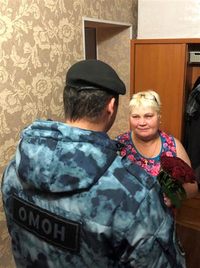 Бойцы сургутского ОМОН поздравили с Днем рождения маму погибшего военнослужащего войск правопорядка