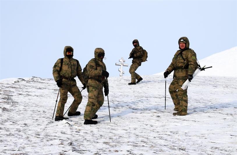 В преддверии 23 февраля военнослужащие Росгвардии совершили восхождение на одну из вершин Чукотки (фото)