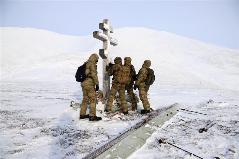 В преддверии 23 февраля военнослужащие Росгвардии совершили восхождение на одну из вершин Чукотки (фото)