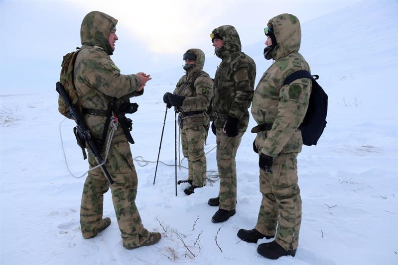 В преддверии 23 февраля военнослужащие Росгвардии совершили восхождение на одну из вершин Чукотки (фото)
