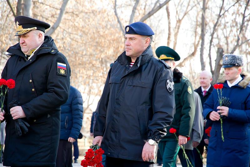 В Южном Федеральном округе военнослужащие и сотрудники Росгвардии приняли участие в комплексе мероприятий, приуроченных ко Дню защитника Отечества (фото)