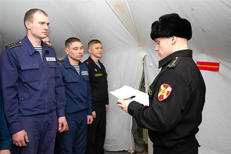 Водолазы Росгвардии провели показательные подледные спуски для учеников хабаровского морского лицея