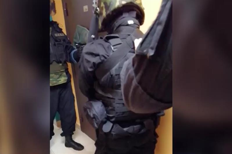 В Санкт-Петербурге сотрудники СОБР и полиции задержали подозреваемого в незаконном обороте взрывчатых веществ