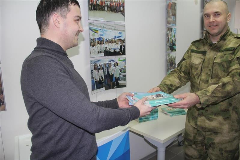 Росгвардейцы приняли участие в акции книгодарения