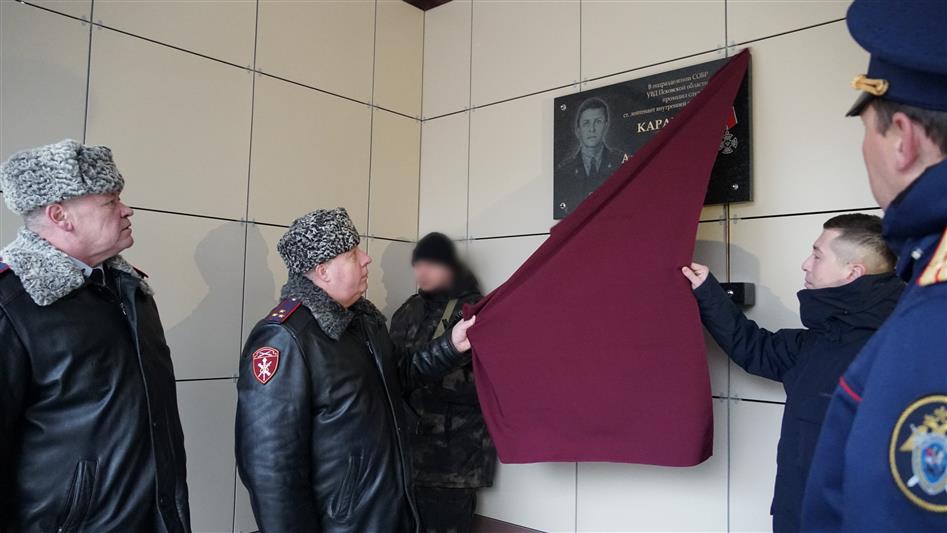 Мемориальная доска в честь погибшего офицера СОБР появилась в Пскове