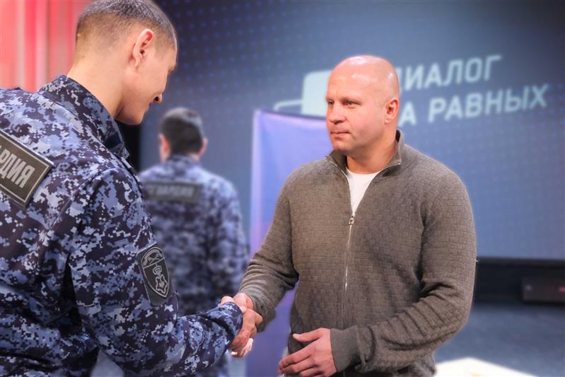 В Курске представители Росгвардии встретились с чемпионом мира Федором Емельяненко