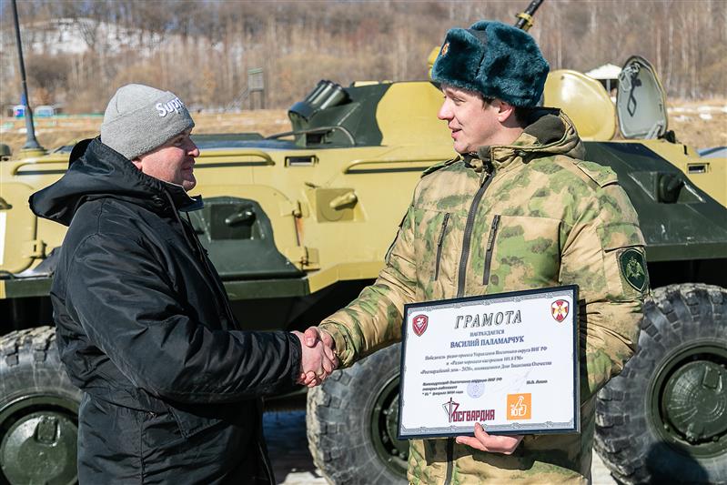 В Хабаровске победитель радио-проекта провел один день в спецназе Росгвардии