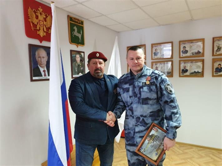 Представители спецназа «Витязь» поблагодарили томских росгвардейцев за проводимую работу с молодёжью