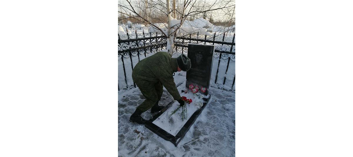 На Ямале военнослужащие Росгвардии приняли участие в облагораживании  места захоронения героя войск правопорядка