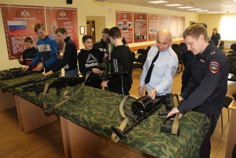 Подростки со сложной жизненной ситуацией побывали в гостях у нижнетагильского ОМОН