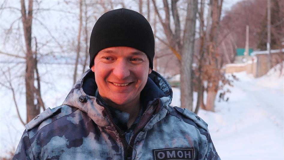 Житель Самары поблагодарил бойца ОМОН, который вытащил его  из-подо льда (видео)