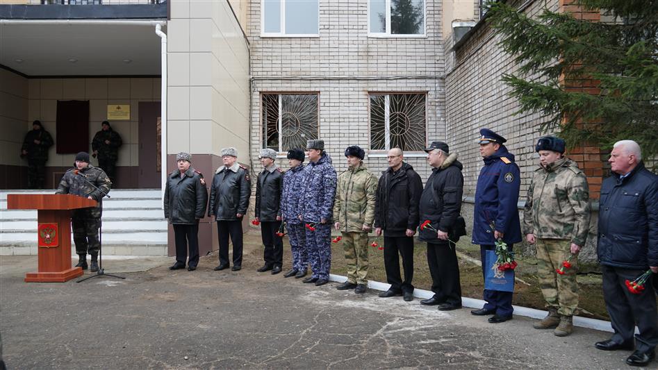 Мемориальная доска в честь погибшего офицера СОБР появилась в Пскове