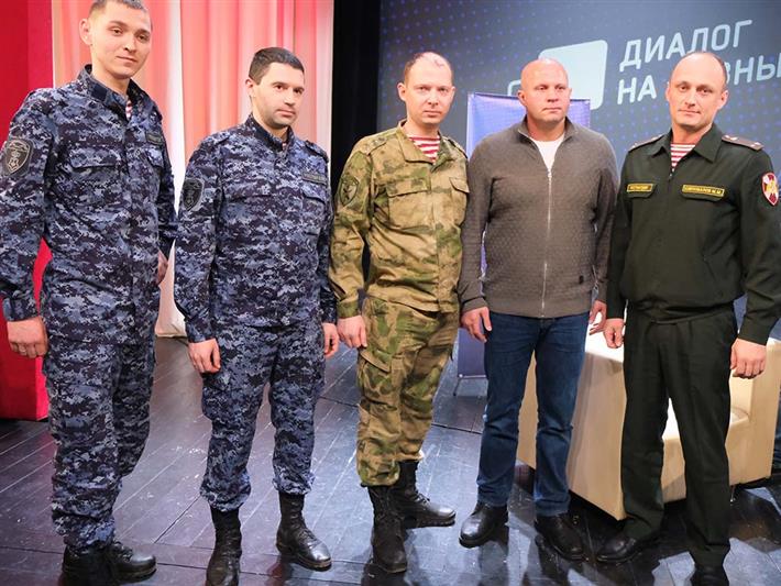В Курске представители Росгвардии встретились с чемпионом мира Федором Емельяненко