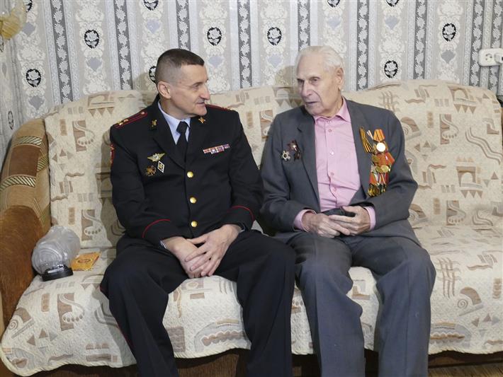 Начальник омского областного управления вневедомственной охраны поздравил ветерана Великой Отечественной войны с Днем защитника Отечества
