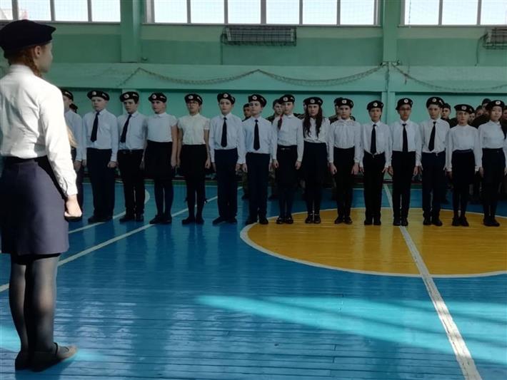 В Иркутске военнослужащие авиационной эскадрильи Росгвардии наградили лучших участников конкурса песни и строя