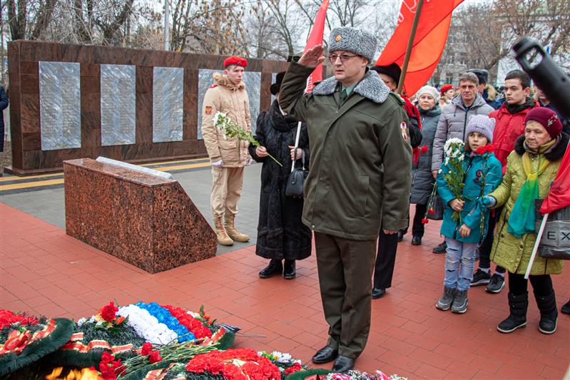 Военнослужащие и сотрудники Южного округа Росгвардии отдали дань уважения подвигу защитников Сталинграда