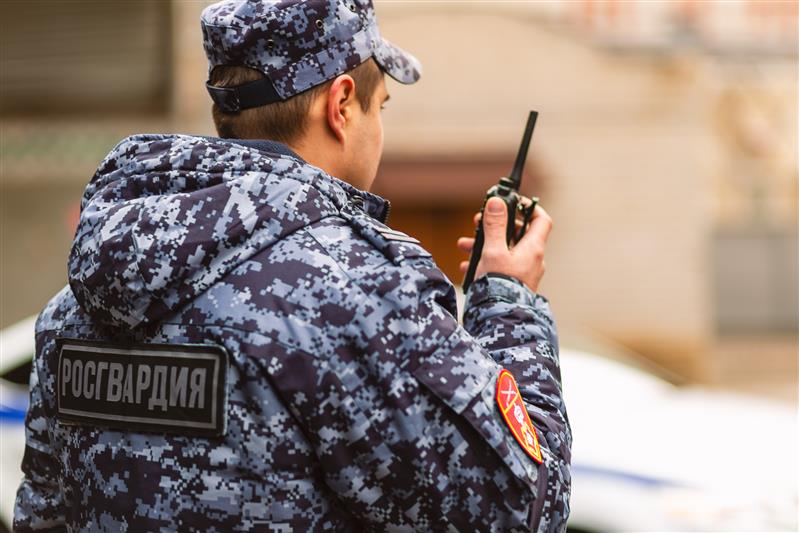 В Сочи сотрудники Росгвардии задержали гражданина, который повредил  припаркованные автомобили 