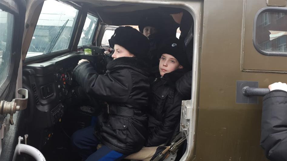 В Екатеринбурге росгвардейцы рассказали воспитанникам учебных заведений о своей службе