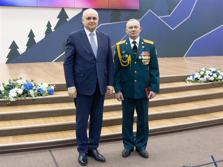 Глава Кузбасса наградил офицера Росгвардии 
