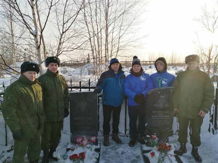 На Ямале военнослужащие Росгвардии приняли участие в облагораживании  места захоронения героя войск правопорядка
