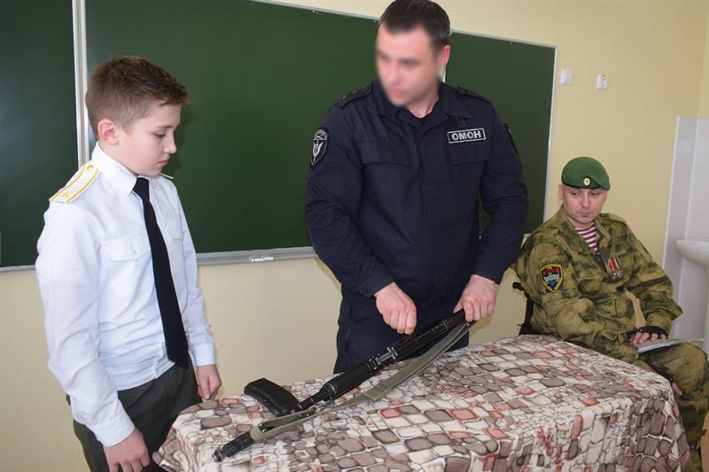 Курские росгвардейцы провели Урок мужества в подшефном кадетском классе