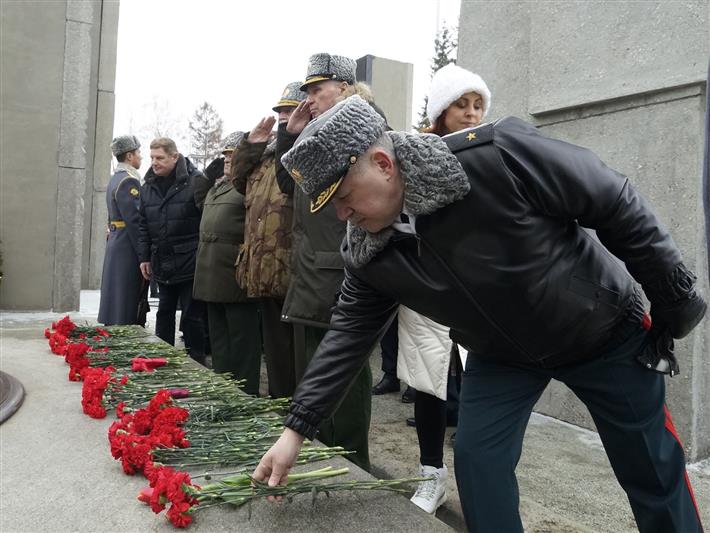 В Новосибирске представители Росгвардии возложили цветы на Мемориальном ансамбле «Монумент Славы»