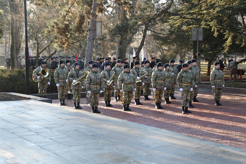 В Южном Федеральном округе военнослужащие и сотрудники Росгвардии приняли участие в комплексе мероприятий, приуроченных ко Дню защитника Отечества (фото)